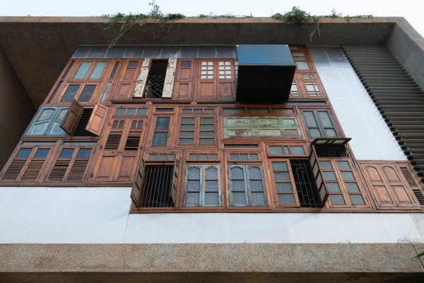 Casa feita com portas e janelas recicladas